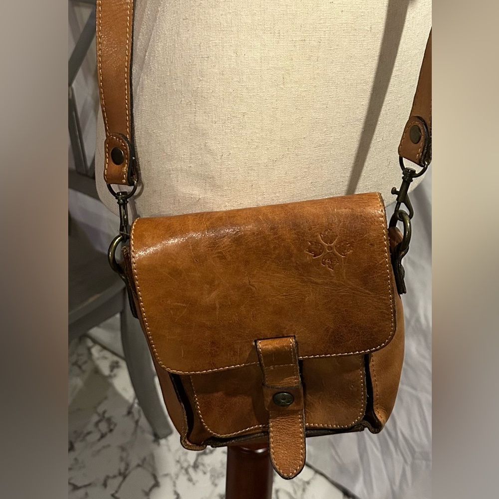 Patricia Nash crossbody bag.  Leather with lots of pockets